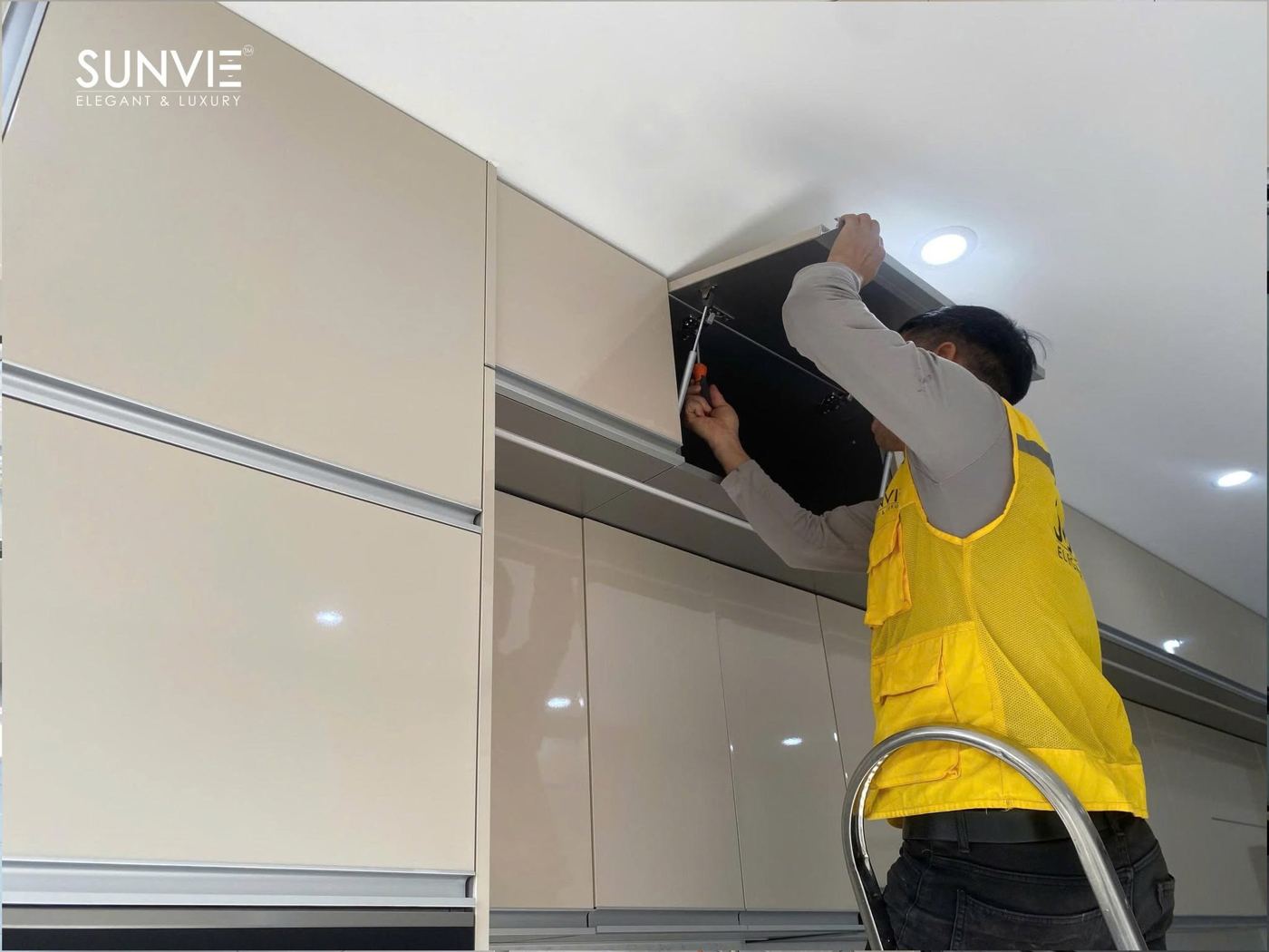 Kỹ thuật viên lắp đặt tủ bếp
